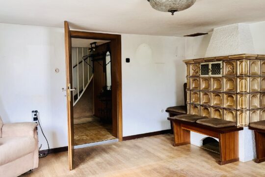 Wohnzimmer mit Kachelofen