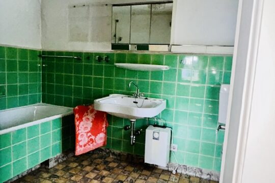 Badezimmer mit Badewanne im OG