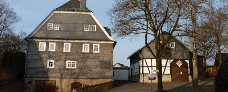 Stattliches Wohnhaus mit Lebensmittelmarkt und vermietetem Nebengebäude mit Weinladen in Ferndorf