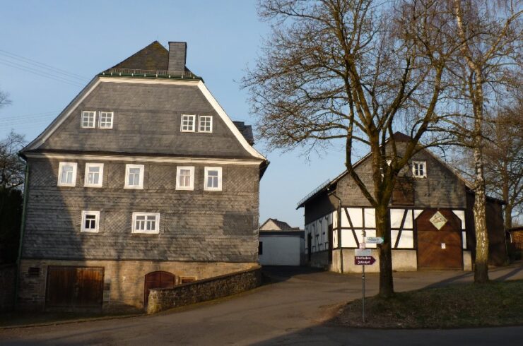 Stattliches Wohnhaus mit Lebensmittelmarkt und vermietetem Nebengebäude mit Weinladen in Ferndorf