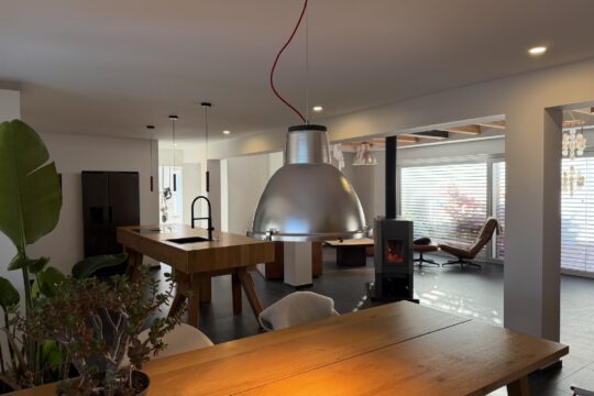 Blick vom Esstisch in den Raum