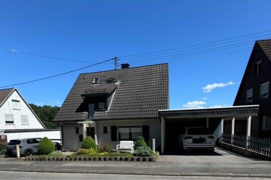 Carport mit Garage, Stellplatz