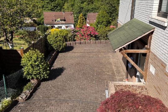 seitlicher Eingang zur Einliegerwohnung