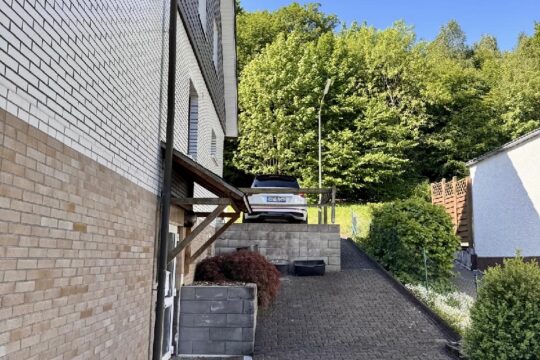 seitlicher Eingang zur Einliegerwohnung