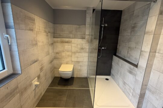 Bad mit ebenerdiger Dusche im EG