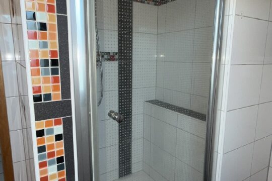 Badezimmer mit Dusche im OG