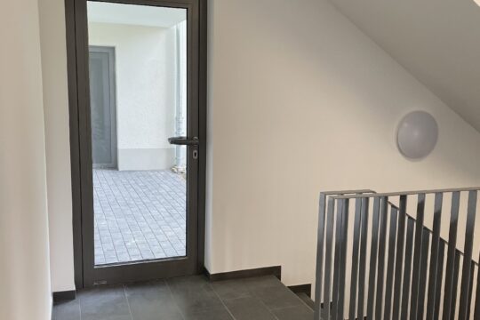 helles Treppenhaus mit Eingangstür