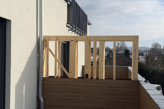 großer Balkon mit Abtrennung