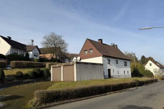 Wohnhaus mit Doppelgarage