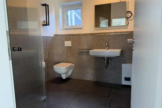 Badezimmer mit bodengleicher Dusche