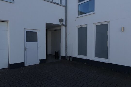 Stellplatz und Zugang zum Keller mit Waschmaschinenstellplatz