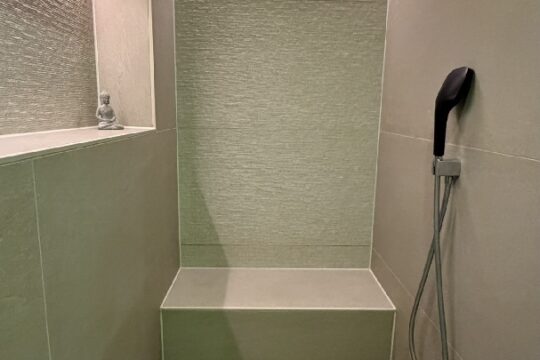 großzügige ebenerdige Dusche