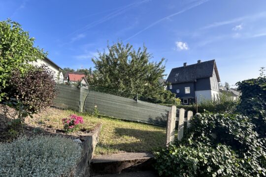 Grundstück oberhalb der Stellplätze