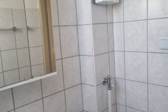 Bad mit Badewanne und Durchlauferhitzer