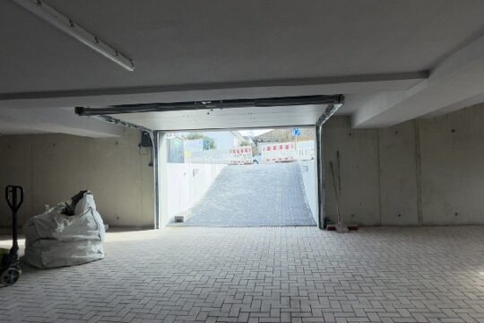 Tiefgarage mit Tor