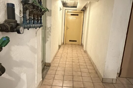sehr ordentliche große Keller