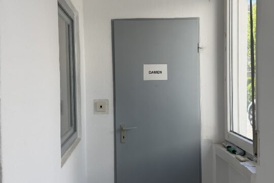 getrenntes Damen und Herren WC