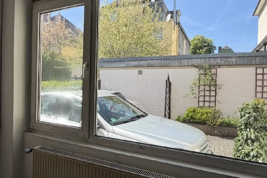helle Fläche mit Blick in Hinterhof