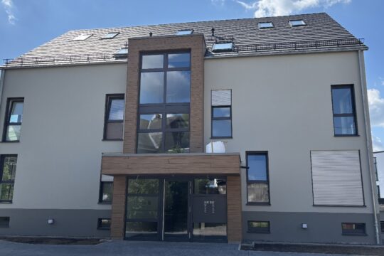2 zusammenhängende Gebäude
