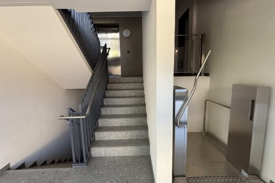 großer Balkon mit Abtrennung