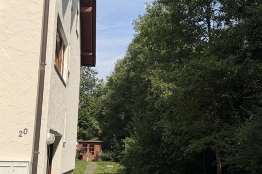 Am Haus entlag geht es in den Garten