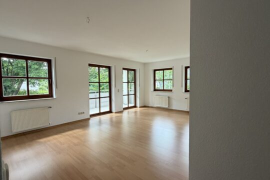 Wohnzimmer mit Zugang zum Balkon