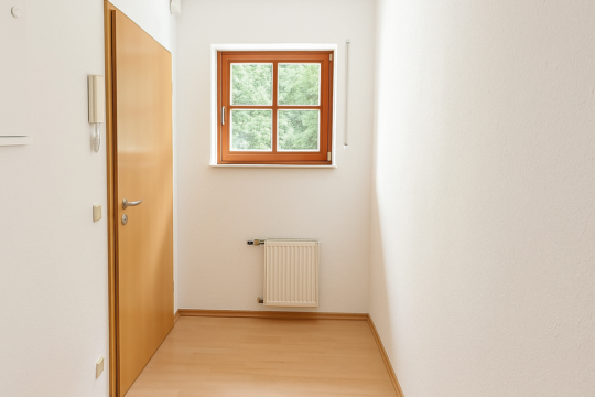 Wohnungstür und Eingangsflur