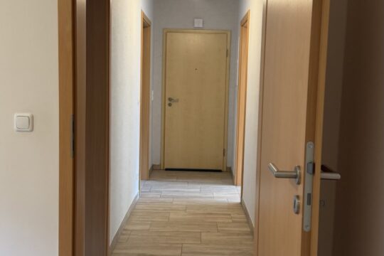 Flur mit Eingangstür